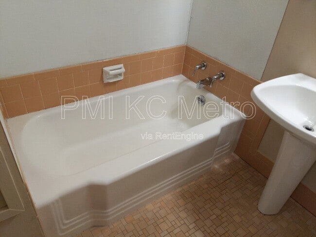 Building Photo - 3207 NE 48th Terrace