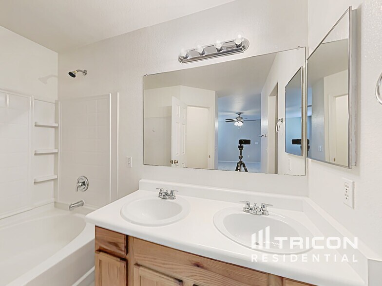 Building Photo - 1747 E Desert Rose Trail