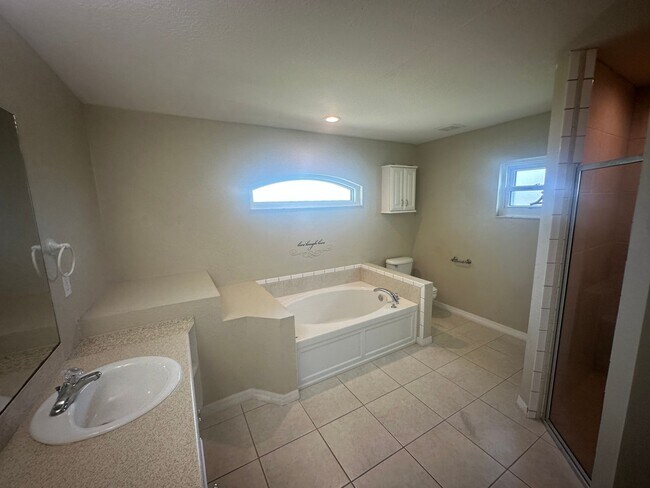 Building Photo - 4 Bedroom plus Den - 2 Bathrooms - 2 Car G...