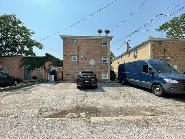 Building Photo - 7722 W Belmont Ave