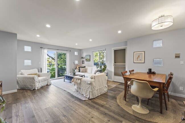 Building Photo - 712 Pacific St