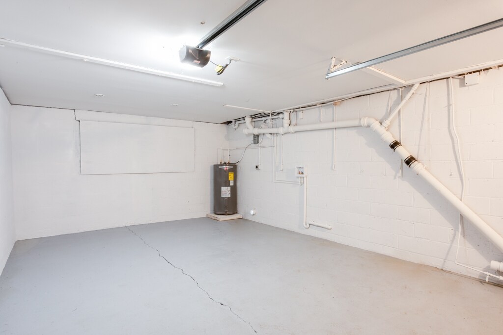 garage - 905 Plaza St