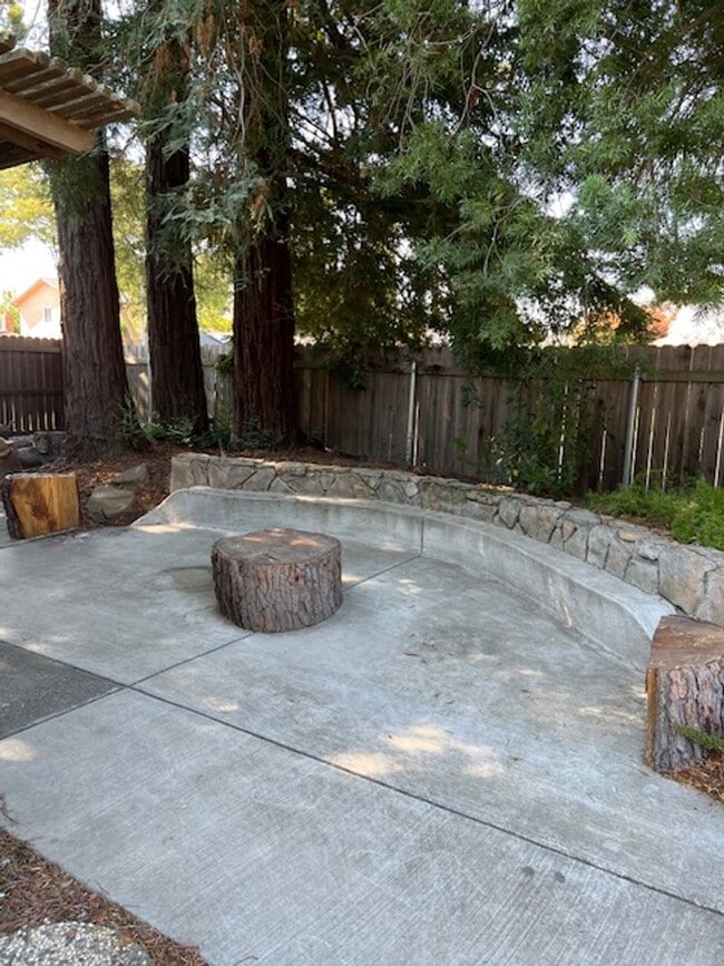 Building Photo - 312 Royal Oaks Dr