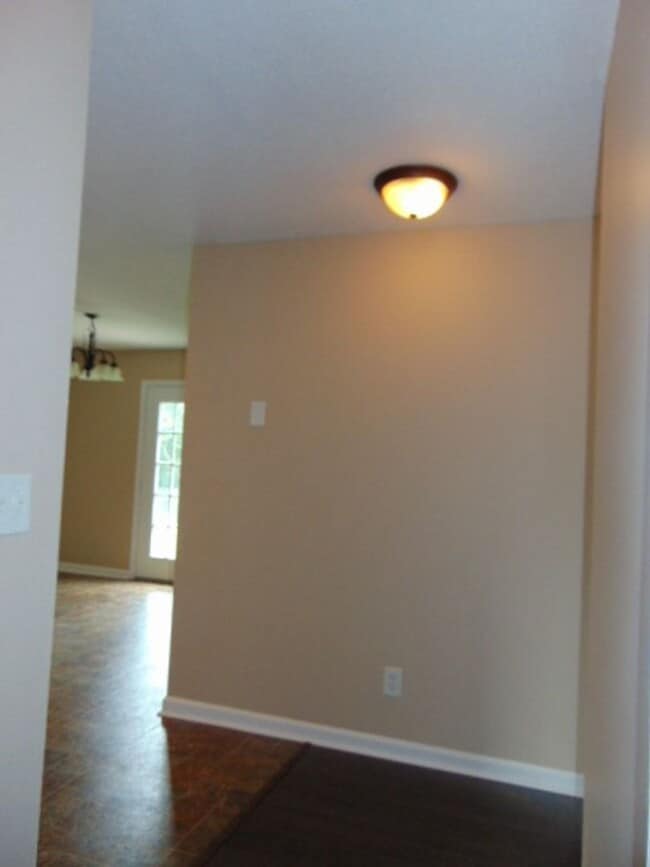 Building Photo - 3 Bedroom 2 Bathroom Home