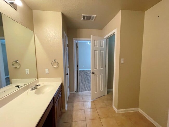 Building Photo - 145 Amber Ash Dr