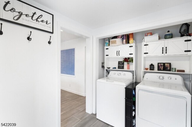 Building Photo - 60 Searing St