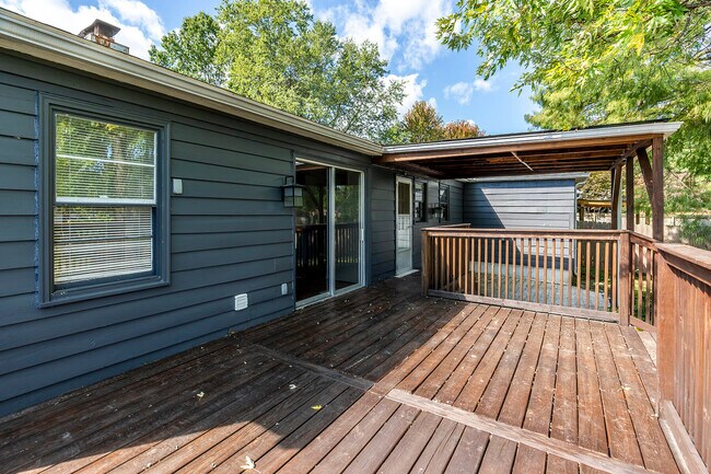 Building Photo - 491 Stratford Dr