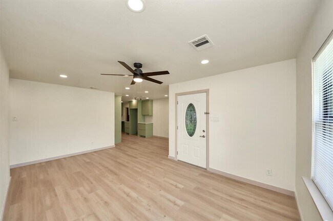 Building Photo - 2404 Grape Ln