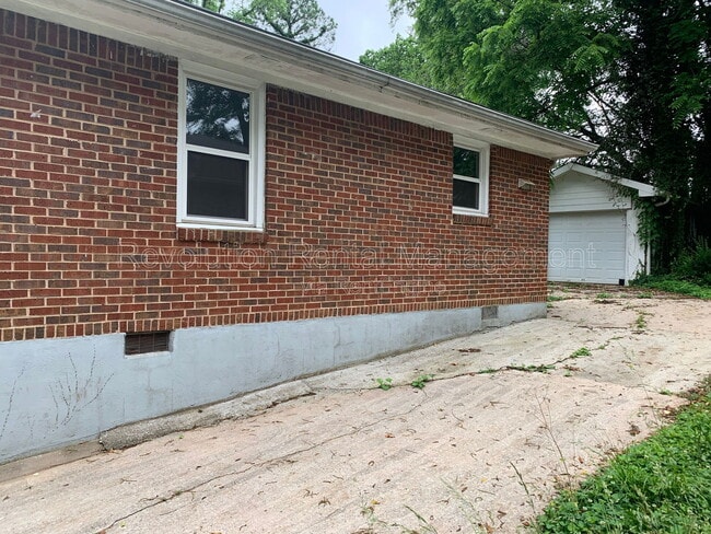 Building Photo - 2715 Larkspur Dr SE