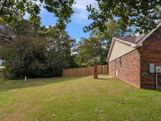 Building Photo - 542 S Woodburn Dr