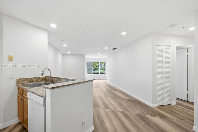 Building Photo - 3310 Pinewalk Dr N