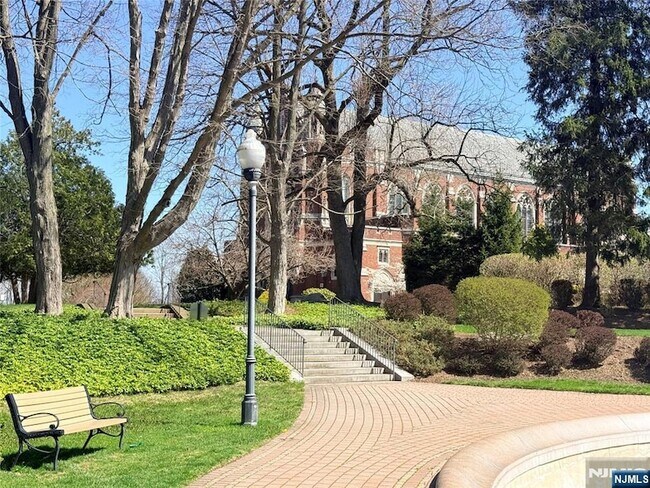 Building Photo - 3104 Rio Vista Dr