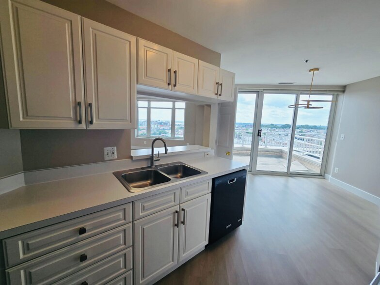 Building Photo - 100 Harborview Dr