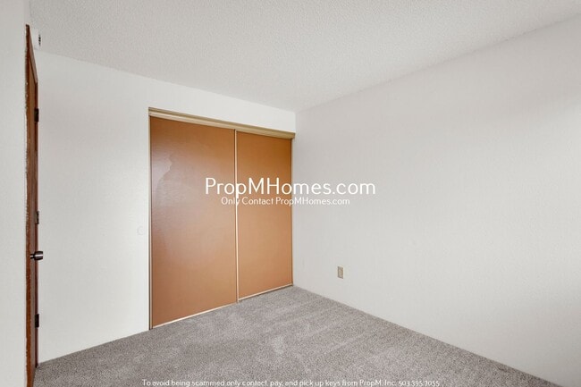 Building Photo - Two Bedroom Townhome in Montavilla!