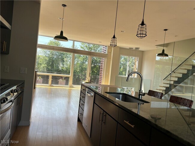 Building Photo - 1901 E 119th St