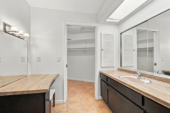 Building Photo - 1257 Fairway Cir S