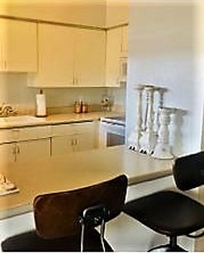 Building Photo - This is a great opportunity to rent a 2 bedroom at a competitive price in Tarzana.