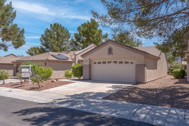 Building Photo - Beautiful 2 Bedroom Home Backing to Greenbelt