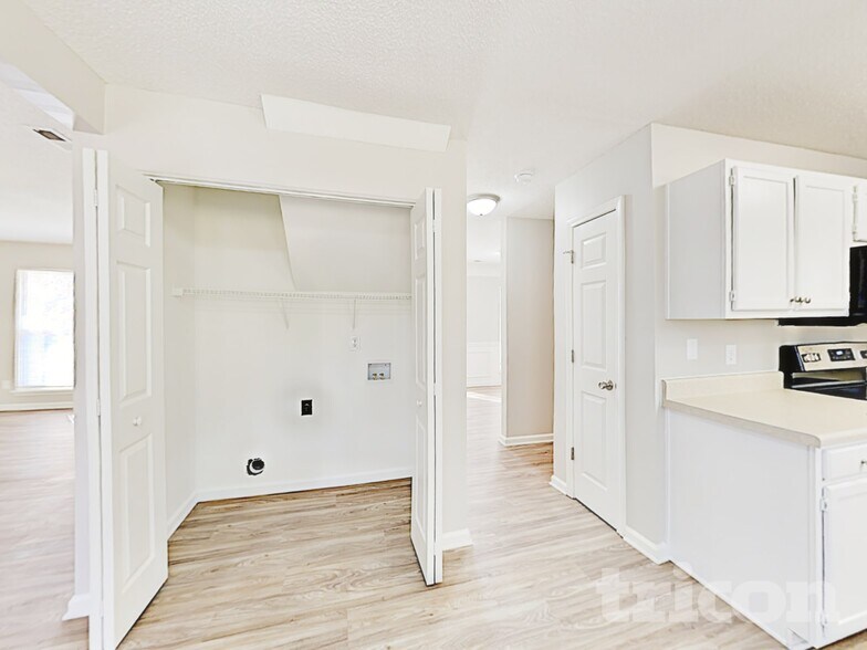 Building Photo - 8009 Vermilion Dr