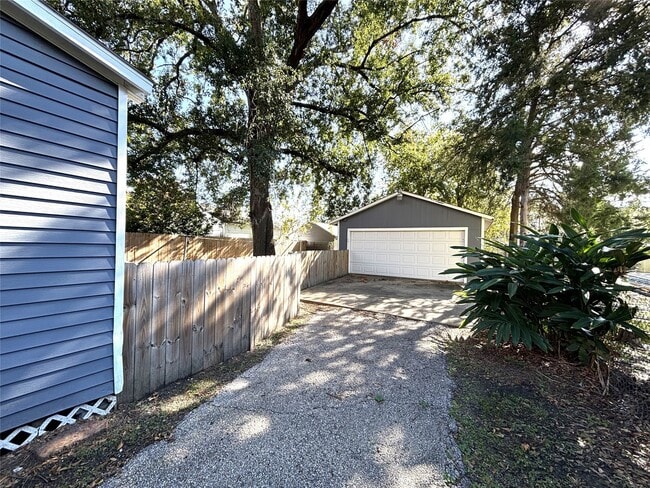 Building Photo - 806 Caplin St