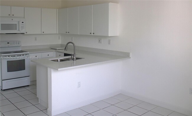 Building Photo - 4435 SW 160th Ave