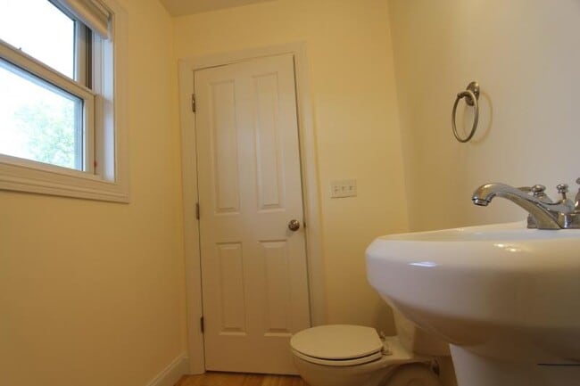 Building Photo - 18 Monroe St