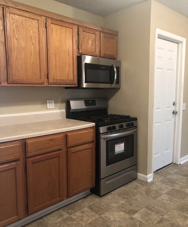 Building Photo - Gorgeous South KC Split Level