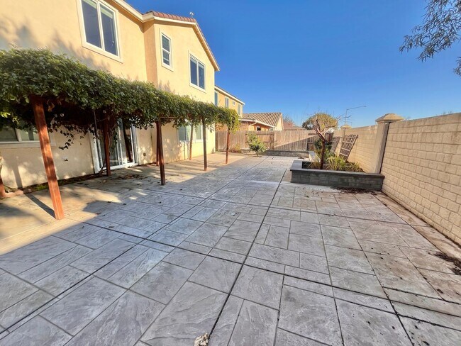 Building Photo - Beautiful 5 bed 3 1/2 bath with SOLAR! Great location!