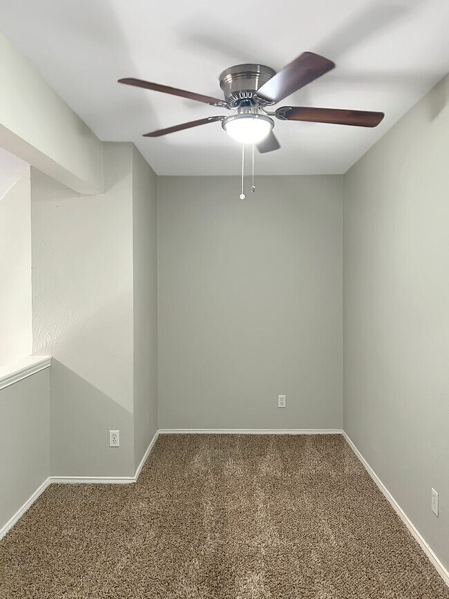 Building Photo - 2-Bed, 2-Bath Townhome with Flexible Floor...