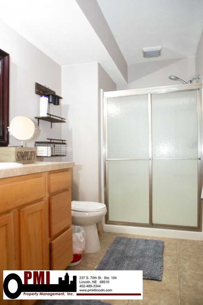 Building Photo - 4 Bedroom and 3 bathroom Fully Furnished
