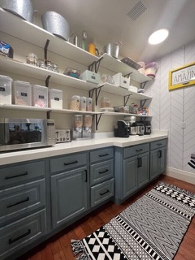 Building Photo - Very Spacious 6 bedroom home with amazing ...
