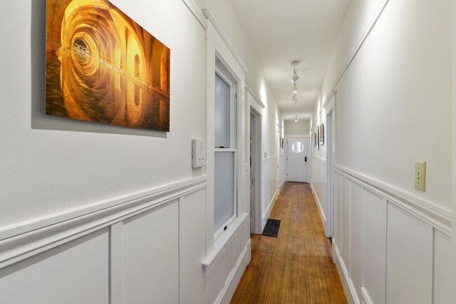 Building Photo - 151 Russ St