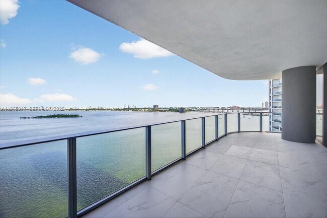 Building Photo - 700 NE 24th St