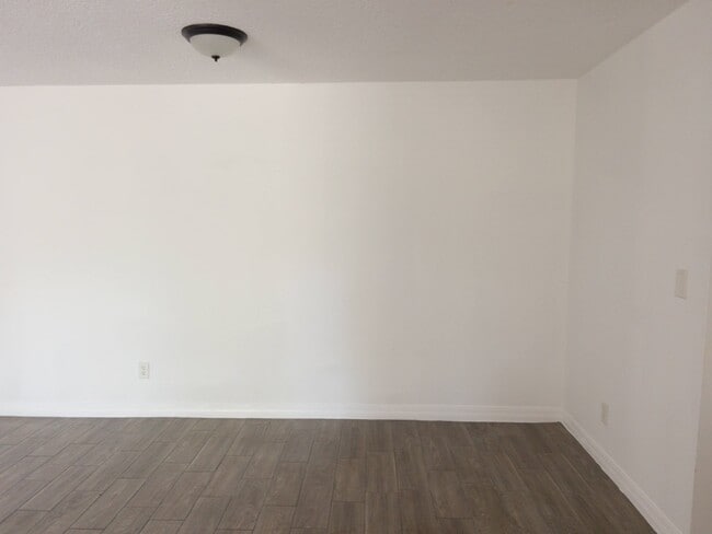 Building Photo - 100 E Rhodes Dr