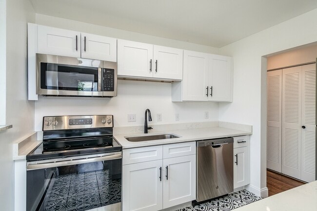 Building Photo - 2308-2312 Harper Avenue