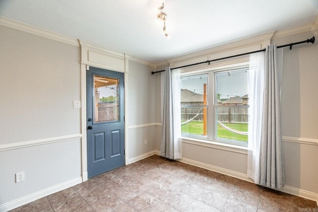 Building Photo - 2423 Palisade Dr