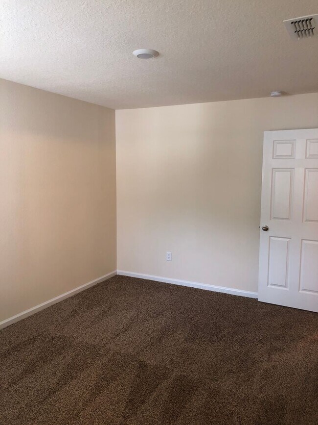 Building Photo - 3 bedroom 2.5 bath Townhome with 1 car garage