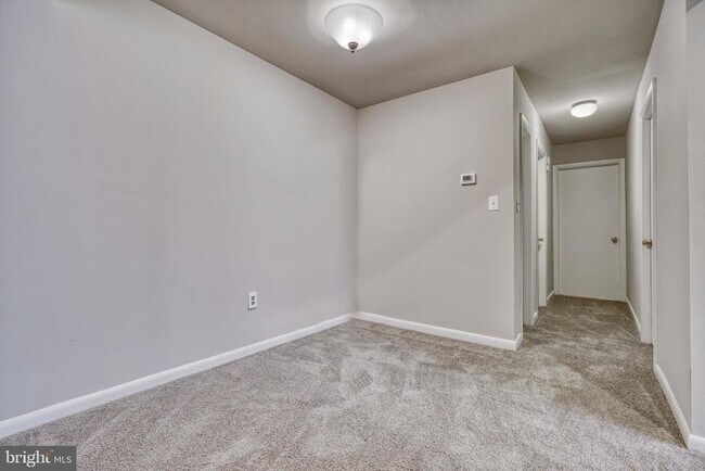 Building Photo - 140 Royal Oak Dr