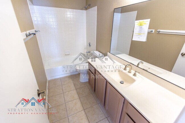 Building Photo - 3950 W Saragosa St