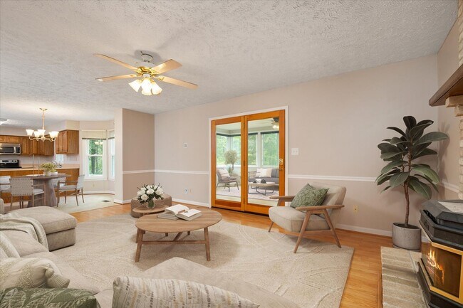 Building Photo - Charming Colonial in Elmhurst Station