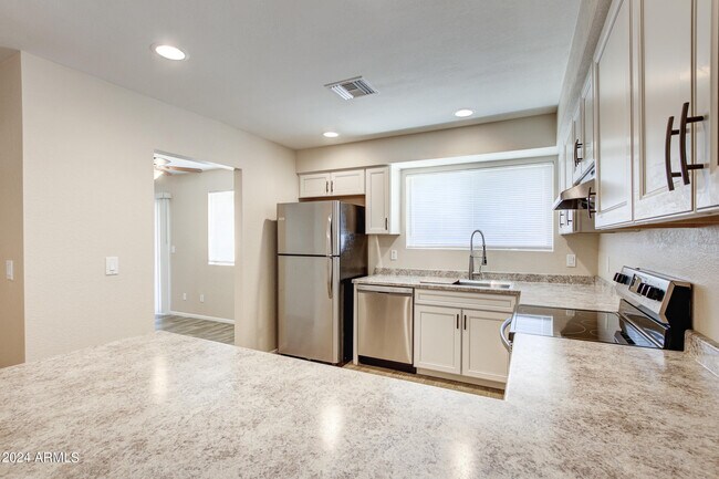 Building Photo - 5111 W Beverly Ln