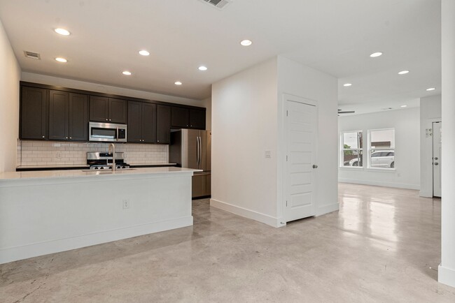 Building Photo - Beautiful 2 bedroom, 1.5 bathroom home in East Austin!!!