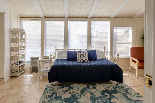 Building Photo - 640 S Columbia St