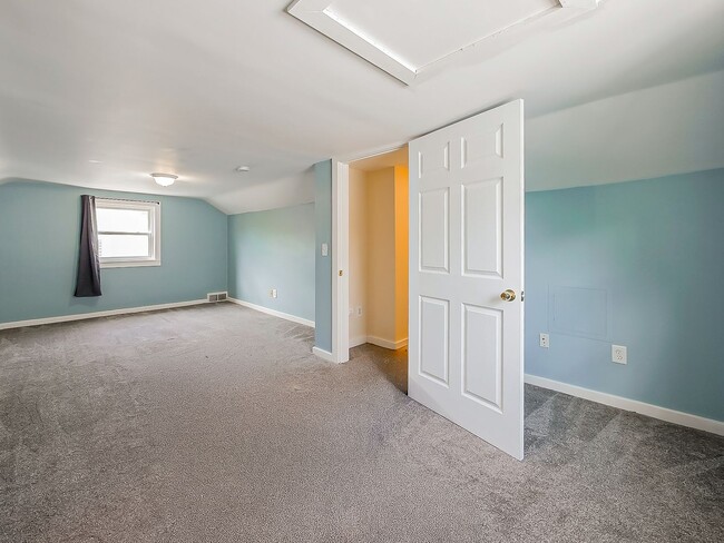 Building Photo - Charming 3 Bedroom Home Available in Quiet Pontiac Neighborhood