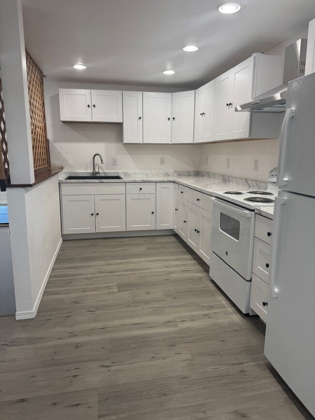 Building Photo - Lovely In-Town Shelton Home!