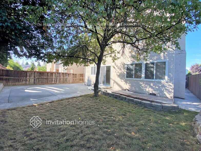 Building Photo - 327 Parkside Dr