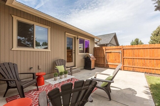 Building Photo - Single Level NE Bend Home