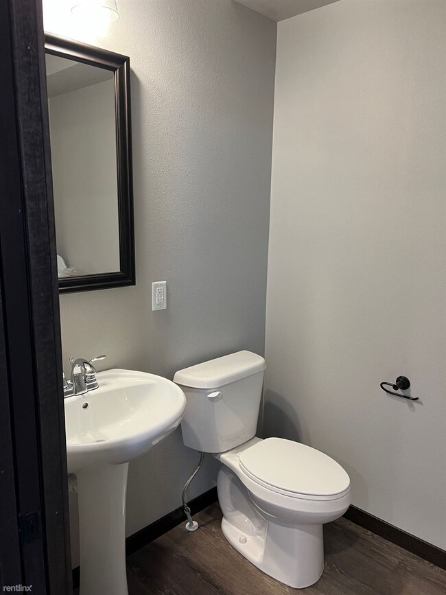 Building Photo - 3 br, 2.5 bath Townhome - Benson Courtyard...