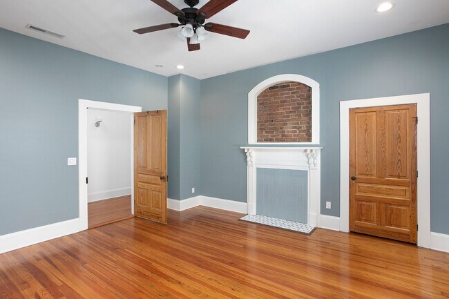 Building Photo - Gorgeous Historic 3 bed 2 bath at Golden B...