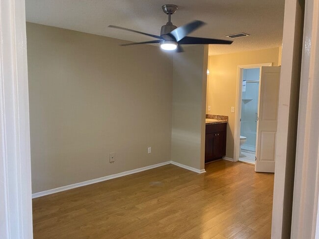 Building Photo - RENT SPECIAL-Regency Park at Lake Mary Corner Unit with Wrap-Around Balcony!
